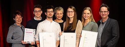 Die Preisträger und ihre Laudatoren: Melanie Erlewein, Andreas Riedel, Jérôme-Kian Farzamfar, Tanja Trötschel, Nina Melissa Köpl, Lena Ramsteiner und Prof. Dr. Arnd Engeln (v. l. n. r., Foto: Florian Müller)