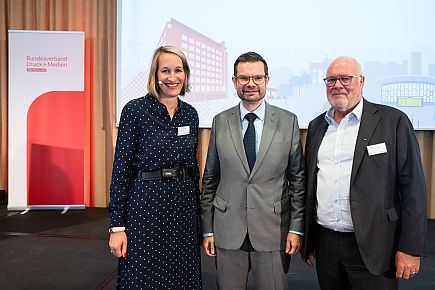 Kirsten Hommelhoff, Dr. Marco Buschmann und Wolfgang Poppen beim Deutschen Druck und Medientag 2024 in Berlin (v.l.n.r.)